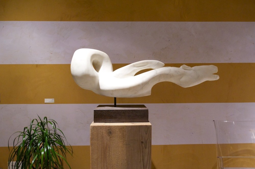 parete in terra cruda a bande e scultura in marmo statuario, al centro Loredana Salute e Benessere, Mantova