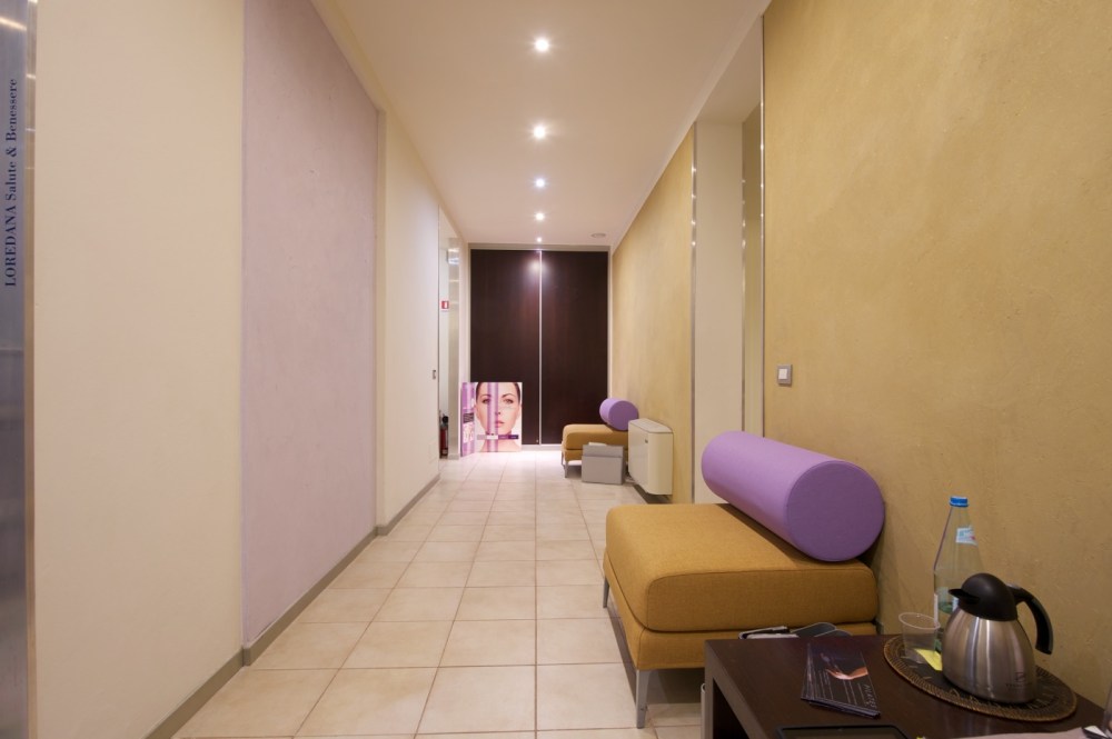 corridoio con parete camoscio e glicine in argilla